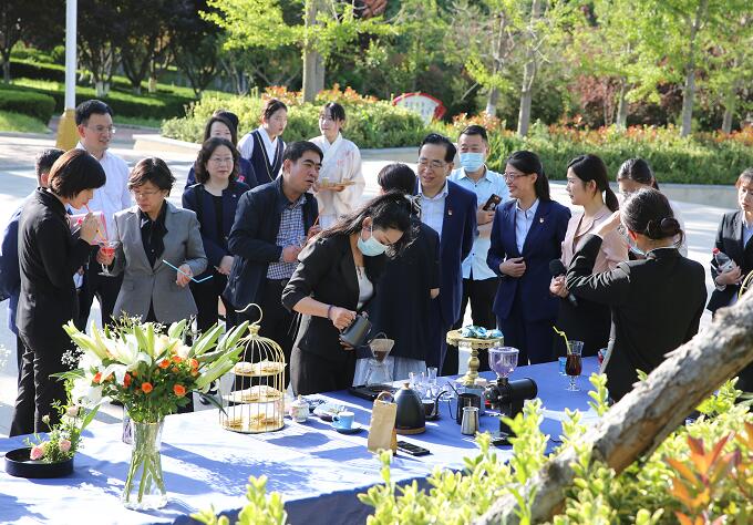 范家园茶叶示范场新任领导团队引领茶叶产业未来发展